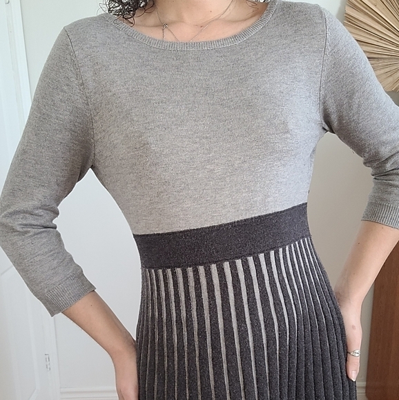CALVIN KLEIN  GRAY KNIT A-LINE PLEATED DRESS - Picture 2 of 5